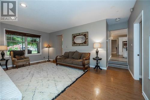 593 4Th Street A W, Owen Sound, ON - Indoor Photo Showing Living Room