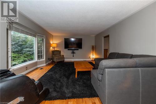 593 4Th Street A W, Owen Sound, ON - Indoor Photo Showing Living Room