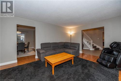 593 4Th Street A W, Owen Sound, ON - Indoor Photo Showing Living Room