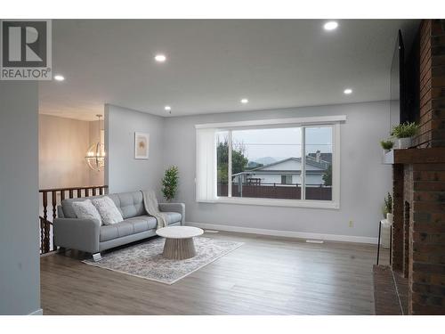 305 Ziprick Road, Kelowna, BC - Indoor Photo Showing Living Room