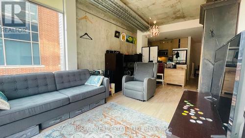 412 - 138 Princess Street, Toronto, ON - Indoor Photo Showing Living Room