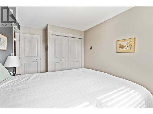 4900 Heritage Drive Unit# 303, Vernon, BC - Indoor Photo Showing Bedroom