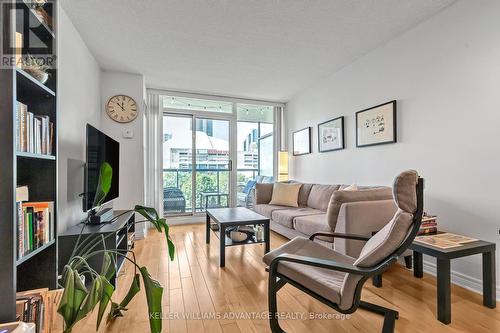 516 - 51 Lower Simcoe Street, Toronto (Waterfront Communities), ON - Indoor Photo Showing Living Room