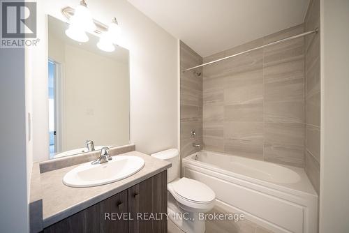 122 - 11 Roxanne Drive, Hamilton, ON - Indoor Photo Showing Bathroom