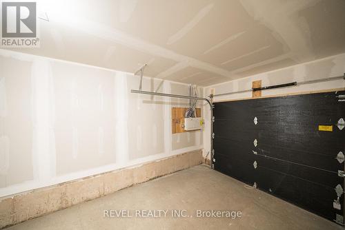 122 - 11 Roxanne Drive, Hamilton, ON - Indoor Photo Showing Garage