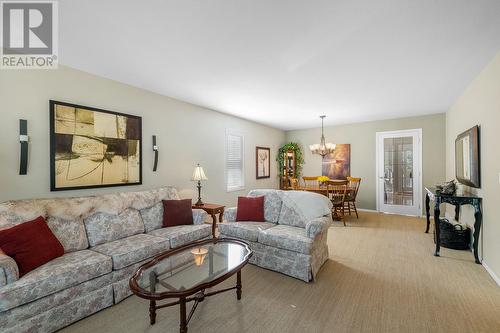 1201 Cameron Avenue Unit# 55, Kelowna, BC - Indoor Photo Showing Living Room