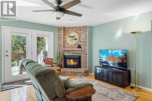 1201 Cameron Avenue Unit# 55, Kelowna, BC - Indoor Photo Showing Living Room With Fireplace