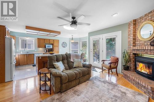 1201 Cameron Avenue Unit# 55, Kelowna, BC - Indoor Photo Showing Living Room With Fireplace