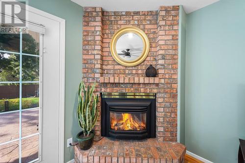 1201 Cameron Avenue Unit# 55, Kelowna, BC - Indoor Photo Showing Living Room With Fireplace