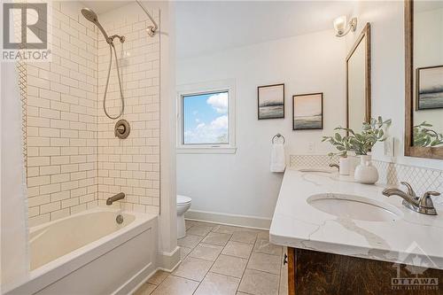 Main floor four piece bathroom - 6548 Carp Road, Ottawa, ON - Indoor Photo Showing Bathroom