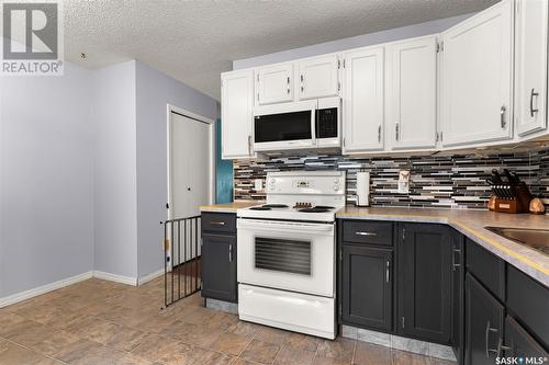 2855 Hartmann Crescent E, Regina, SK - Indoor Photo Showing Kitchen