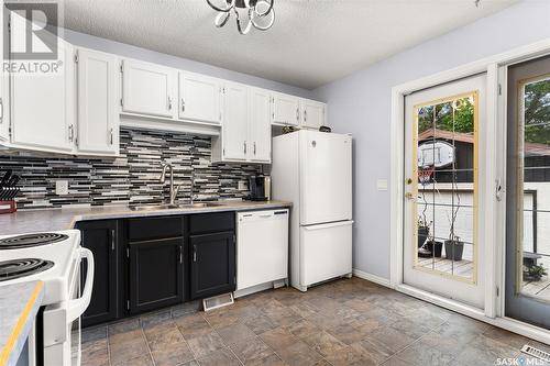 2855 Hartmann Crescent E, Regina, SK - Indoor Photo Showing Kitchen