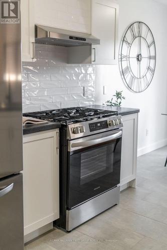 42 Hanna Drive, Clarington (Bowmanville), ON - Indoor Photo Showing Kitchen With Upgraded Kitchen