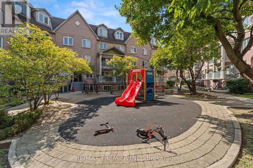 742 - 75 Weldrick Road E, Richmond Hill, ON - Outdoor