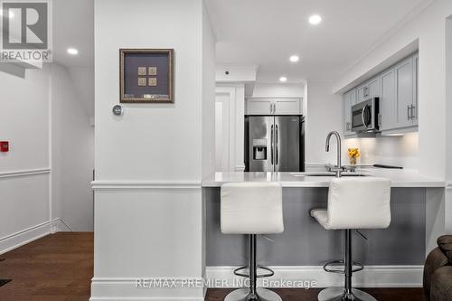 742 - 75 Weldrick Road E, Richmond Hill (Observatory), ON - Indoor Photo Showing Kitchen With Upgraded Kitchen