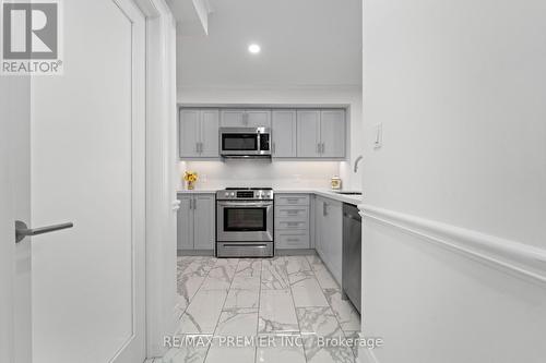 742 - 75 Weldrick Road E, Richmond Hill, ON - Indoor Photo Showing Kitchen