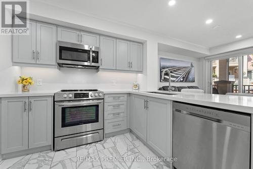 742 - 75 Weldrick Road E, Richmond Hill (Observatory), ON - Indoor Photo Showing Kitchen With Upgraded Kitchen