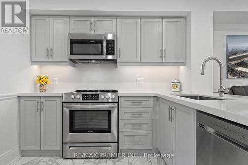 742 - 75 Weldrick Road E, Richmond Hill (Observatory), ON - Indoor Photo Showing Kitchen With Upgraded Kitchen