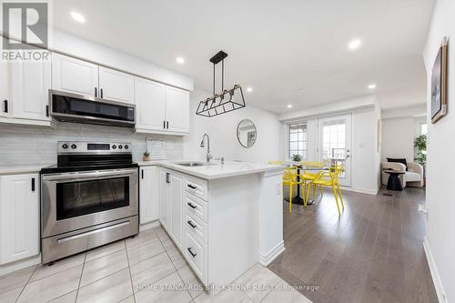 109 Mcalister Avenue, Richmond Hill, ON - Indoor Photo Showing Kitchen With Upgraded Kitchen