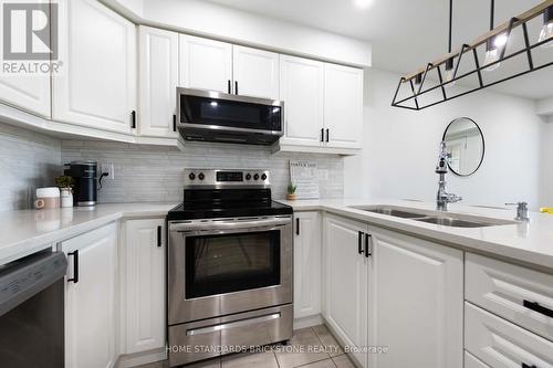 109 Mcalister Avenue, Richmond Hill, ON - Indoor Photo Showing Kitchen With Double Sink With Upgraded Kitchen