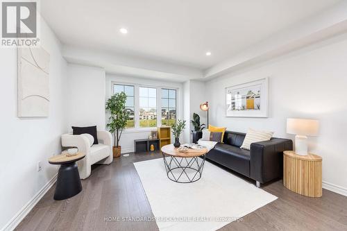 109 Mcalister Avenue, Richmond Hill, ON - Indoor Photo Showing Living Room