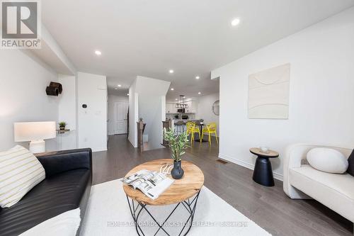 109 Mcalister Avenue, Richmond Hill, ON - Indoor Photo Showing Living Room