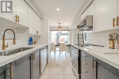 26 Monarchy Street, Barrie (Innis-Shore), ON - Indoor Photo Showing Kitchen With Upgraded Kitchen