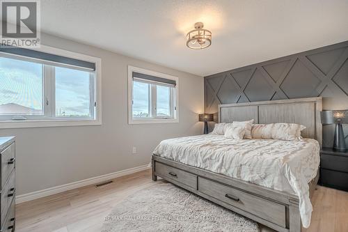 26 Monarchy Street, Barrie (Innis-Shore), ON - Indoor Photo Showing Bedroom