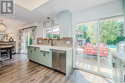 5123 Cherryhill Crescent, Burlington, ON - Indoor Photo Showing Kitchen With Upgraded Kitchen