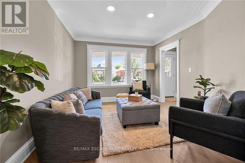 145 Connaught Avenue N, Hamilton, ON - Indoor Photo Showing Living Room