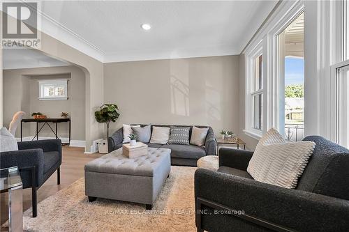 145 Connaught Avenue N, Hamilton, ON - Indoor Photo Showing Living Room