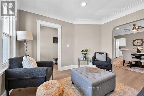 145 Connaught Avenue N, Hamilton, ON - Indoor Photo Showing Living Room