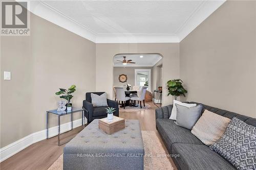 145 Connaught Avenue N, Hamilton, ON - Indoor Photo Showing Living Room