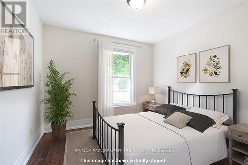 585 Safari Road, Hamilton, ON - Indoor Photo Showing Bedroom