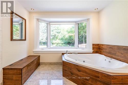 585 Safari Road, Hamilton, ON - Indoor Photo Showing Bathroom