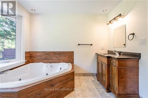 585 Safari Road, Hamilton, ON - Indoor Photo Showing Bathroom