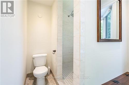 585 Safari Road, Hamilton, ON - Indoor Photo Showing Bathroom