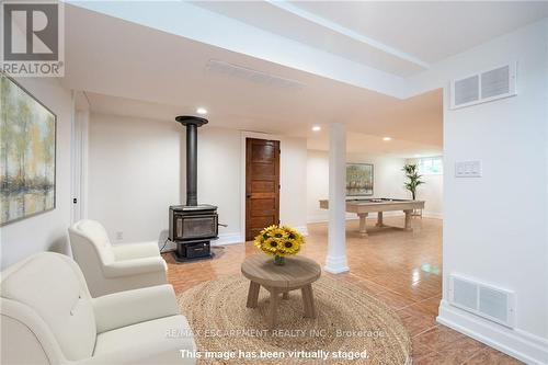 585 Safari Road, Hamilton, ON - Indoor Photo Showing Living Room