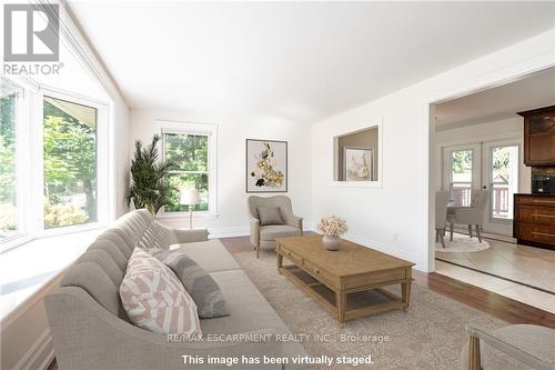 585 Safari Road, Hamilton, ON - Indoor Photo Showing Living Room