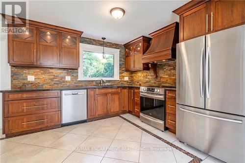 585 Safari Road, Hamilton, ON - Indoor Photo Showing Kitchen