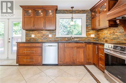 585 Safari Road, Hamilton, ON - Indoor Photo Showing Kitchen