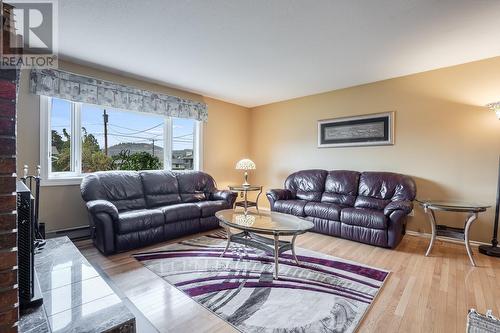 2109 Hadden Court, Kelowna, BC - Indoor Photo Showing Living Room