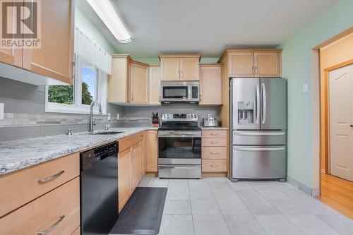 2109 Hadden Court, Kelowna, BC - Indoor Photo Showing Kitchen