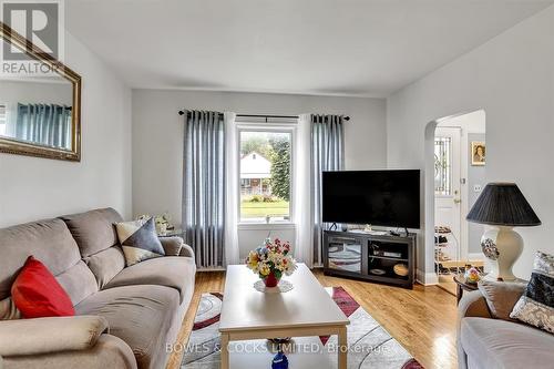 666 Lillian Street, Peterborough (Monaghan), ON - Indoor Photo Showing Living Room