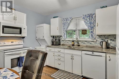 666 Lillian Street, Peterborough (Monaghan), ON - Indoor Photo Showing Kitchen