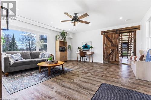 315421 Highway 6, Chatsworth (Twp), ON - Indoor Photo Showing Living Room