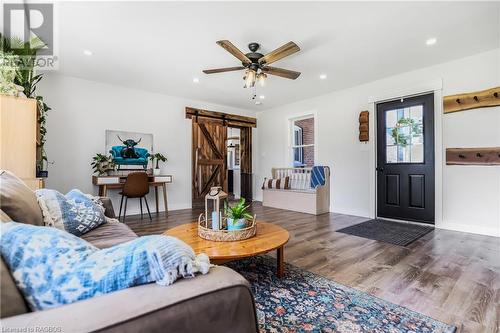 315421 Highway 6, Chatsworth (Twp), ON - Indoor Photo Showing Living Room