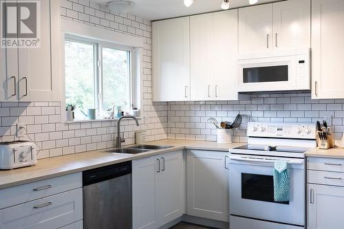 8255 Flamingo Road, Prince George, BC - Indoor Photo Showing Kitchen With Double Sink