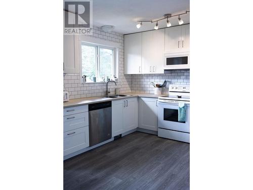 8255 Flamingo Road, Prince George, BC - Indoor Photo Showing Kitchen