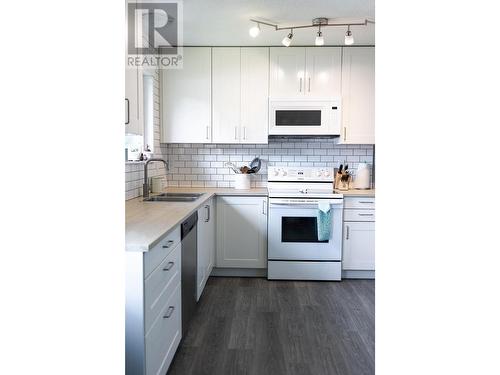 8255 Flamingo Road, Prince George, BC - Indoor Photo Showing Kitchen With Double Sink